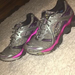 Cute Mizuno Shoes size 7
